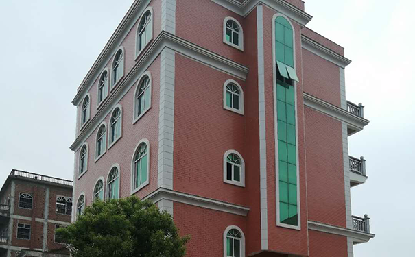 外墻貼瓷磚好還是噴真石漆好?