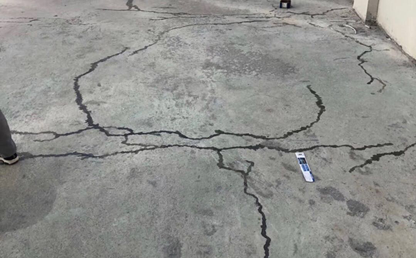 水泥地裂縫修補(bǔ)方法.png